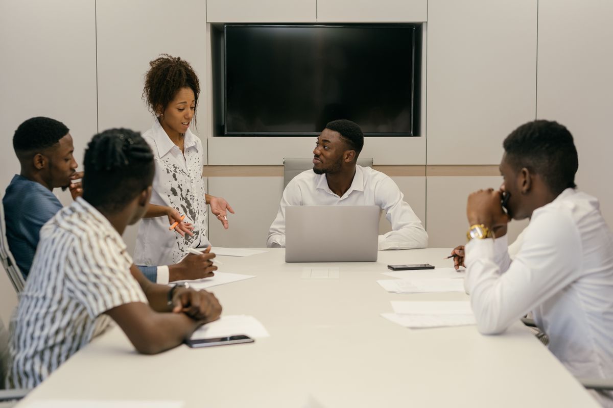Des recruteurs échangent autour d’une table de réunion